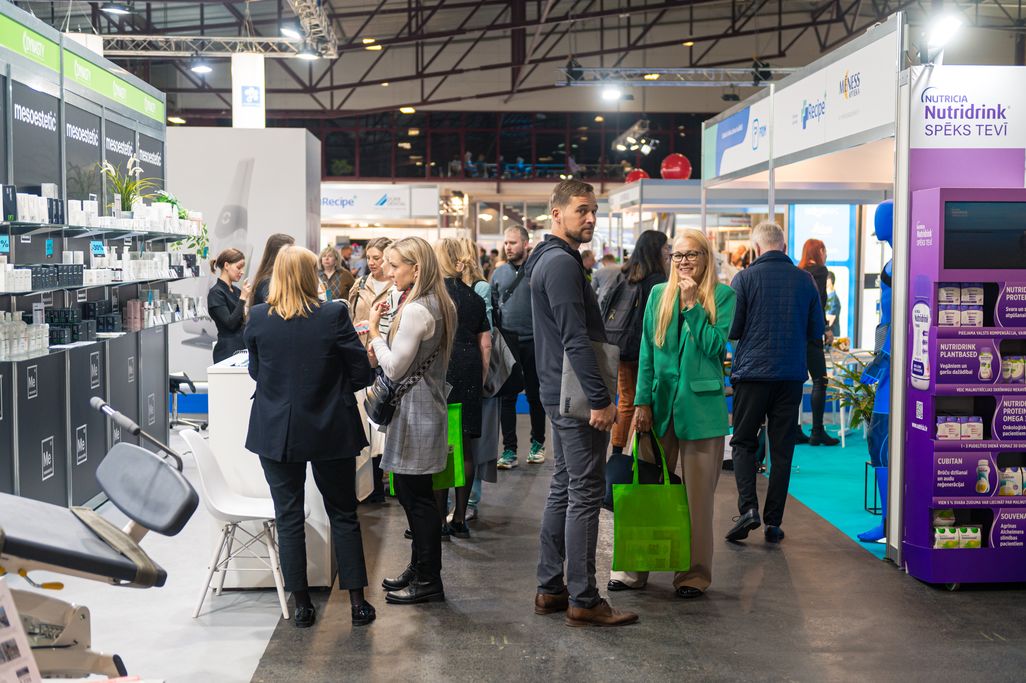 Medbaltica profesionālās veselības aprūpes izstādes atmosfēra ar apmeklētājiem un stendiem Ķīpsalā
